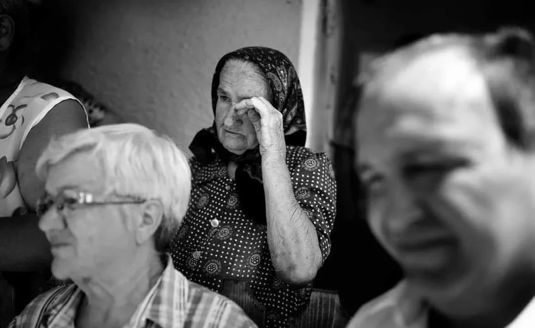 O invitată își șterge o lacrimă.