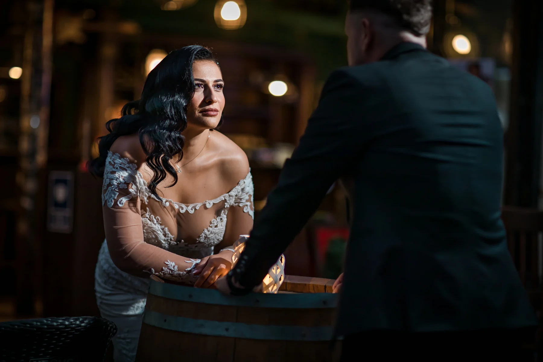 Portret cinematic de mireasă la ședință foto de nuntă în Oradea