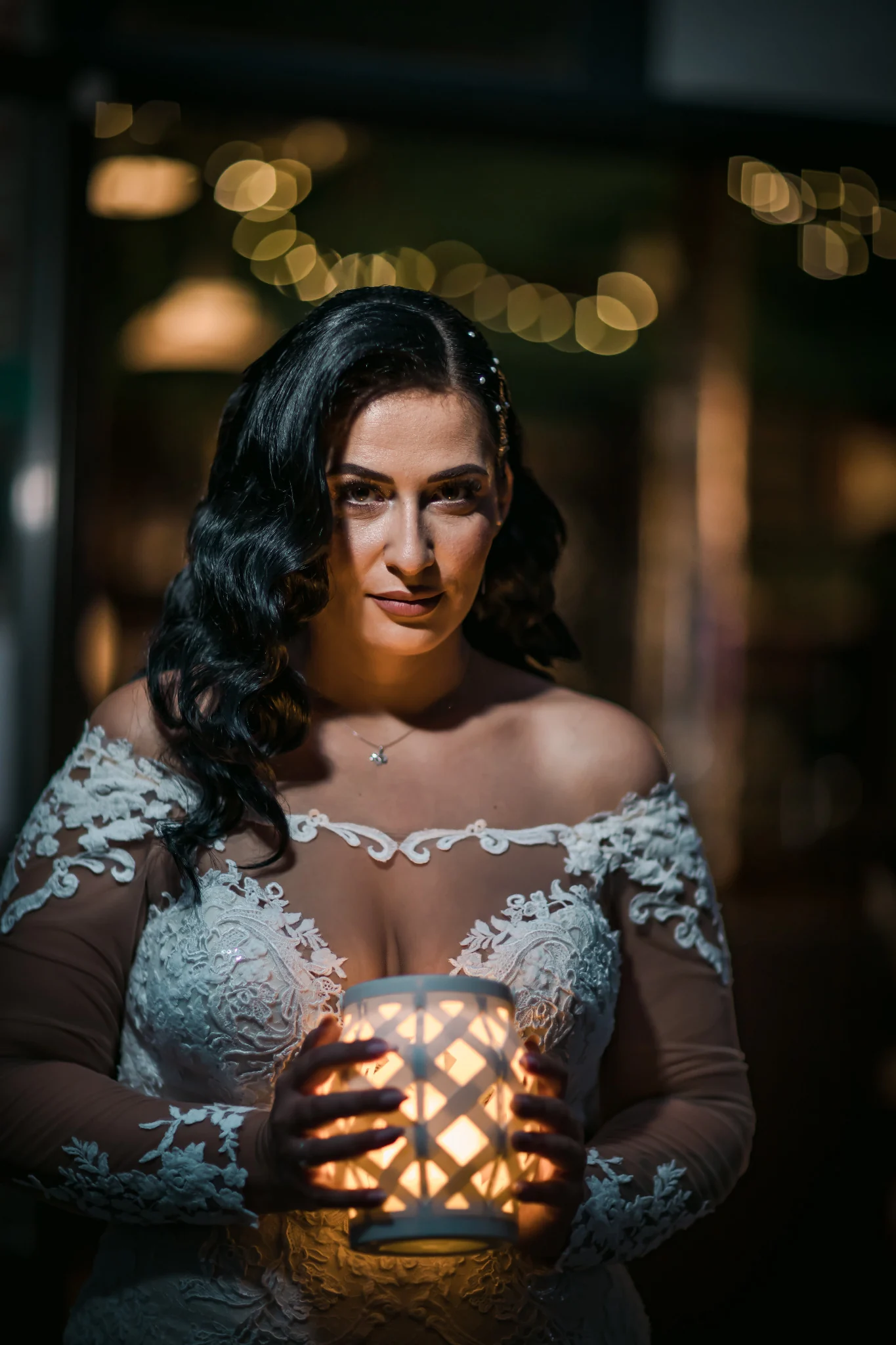 Portret de mireasă cu lumină ambientală și bokeh în Pasajul Vulturul Negru, Oradea